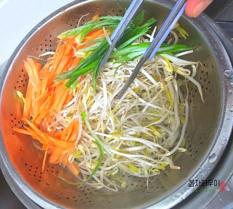 끓는 물에 숙주나물, 채썬 당근과 대파를 함께 살짝 데쳐주세요. 절대 오래 데치지 않고, 살짝만 데쳐서 건져내세요.
