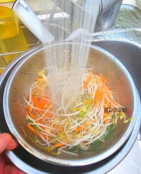 찬물에 헹구어준 다음, 물기를 탈탈 털어주세요.