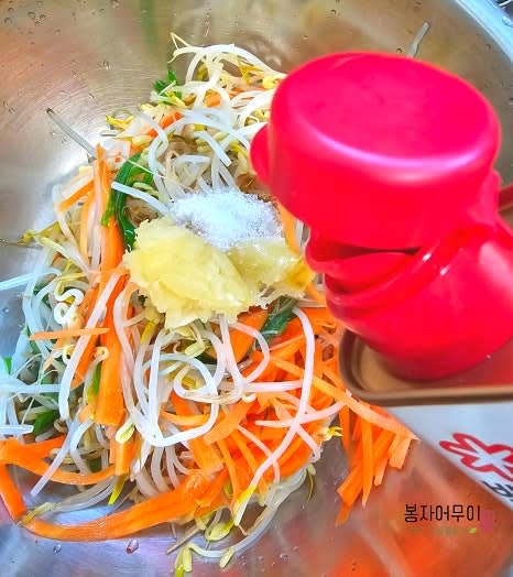 소금 1티스푼, 다진 마늘 반 스푼, 참기름 1스푼을 넣고 잘 섞어줍니다.