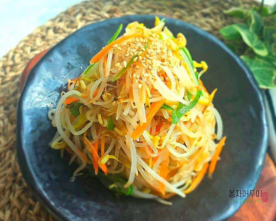 깨소금을 톡톡톡 뿌려서 그릇에 담아주면 완성!