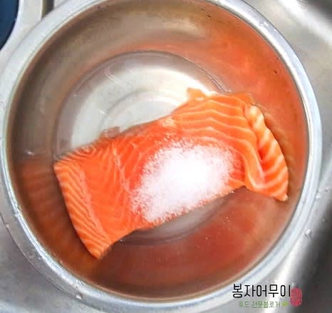 생연어를 소금물에 잠시 담가서 소독합니다. 5분 정도 담갔다가 흐르는 물에 세척하고 물기를 키친타월로 닦아주세요.