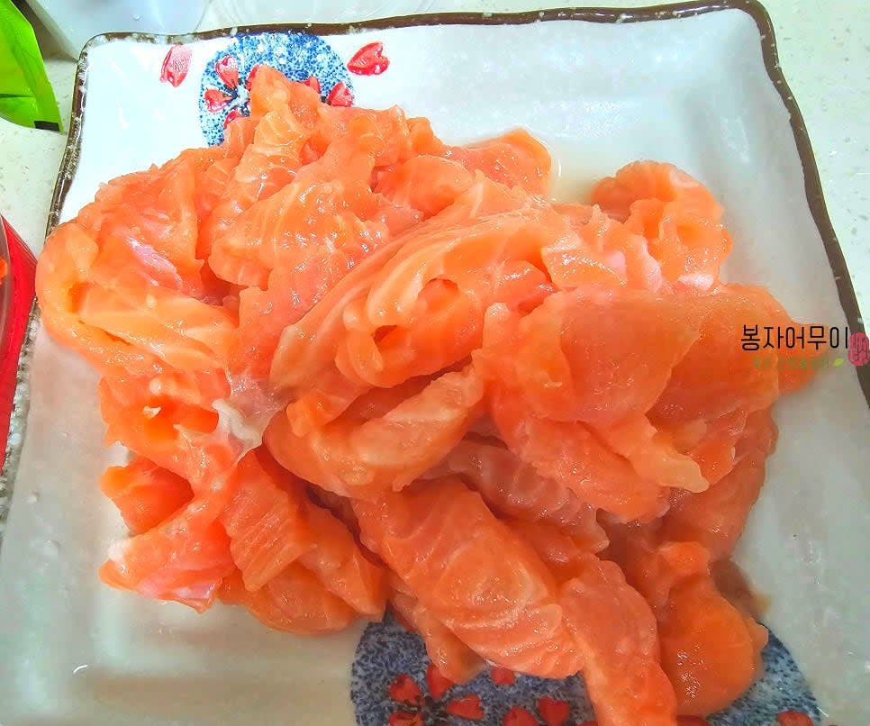 연어를 먹기 좋은 크기로 썰어줍니다. 가급적 얇게 써는 것이 좋습니다.