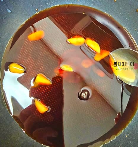 간장, 맛술, 올리고당, 물, 마늘을 넣고 끓여줍니다. 마늘은 편 썰어서 간장소스에 넣고 끓여주세요.