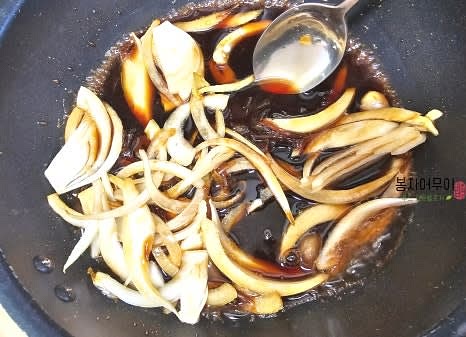 양파를 얇게 썰고, 가쓰오부시를 넣고 끓여줍니다. 불을 끄고 매실청 1스푼을 섞어서 남은 비린 맛을 없앱니다.