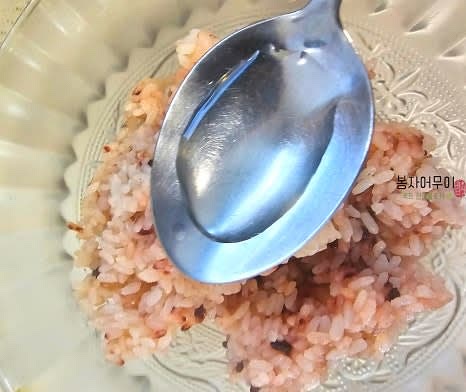 밥 2공기에 단촛물과 참기름 1티스푼을 잘 섞어줍니다.