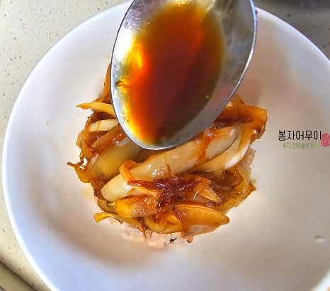 밥을 그릇에 담고 양파가 들어간 포케 간장 소스를 2스푼 건더기와 함께 올려줍니다.