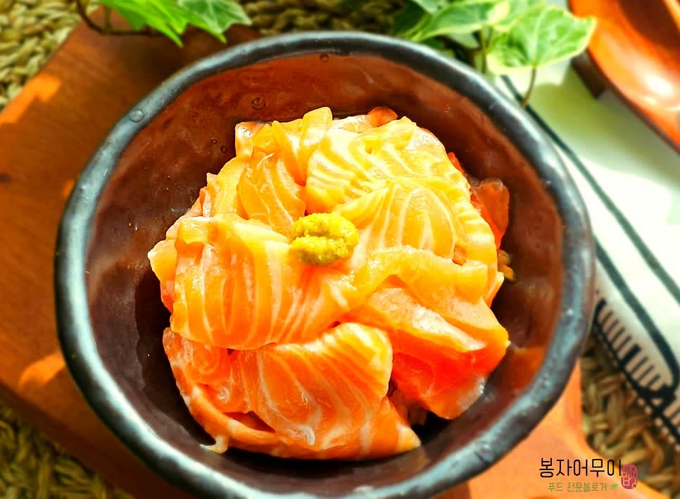 연어를 밥 위에 얹고 연와사비를 올리면 완성입니다.