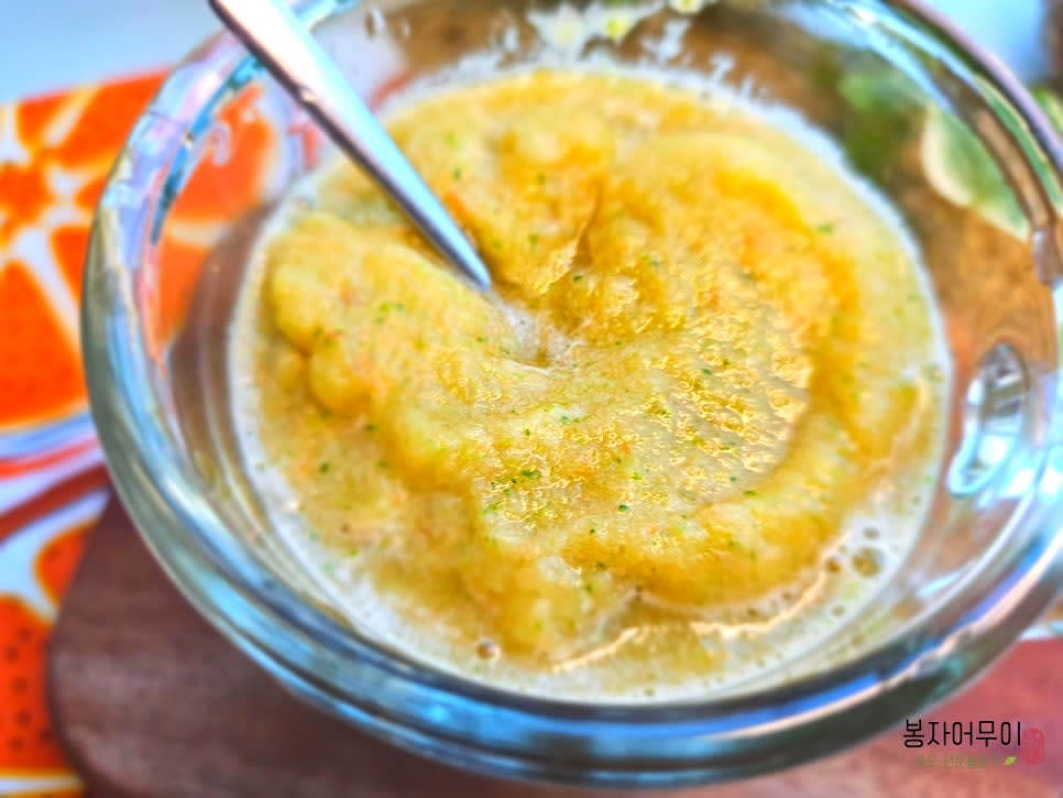 믹서기에 준비한 브로콜리, 양배추, 당근, 토마토, 사과, 샐러리를 넣고 물 50ml를 추가한 후 곱게 갈아줍니다.