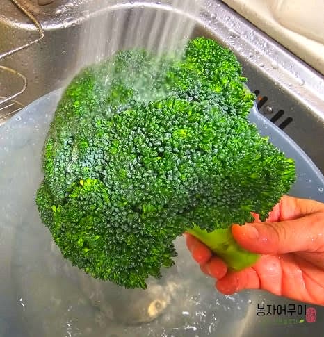 브로콜리 손질: 브로콜리 꽃송이를 분리하고 줄기 끝부분은 잘라냅니다. 흐르는 물에 여러 번 헹구어 불순물을 제거한 뒤, 소금물에 10분 정도 담가 농약 성분을 제거합니다.
