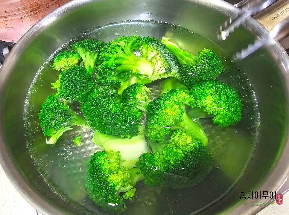 깨끗이 씻은 브로콜리를 끓는 물에 소금 1스푼을 넣고 약 3분간 삶습니다. 삶은 브로콜리는 체반에 건져 물기를 제거합니다.