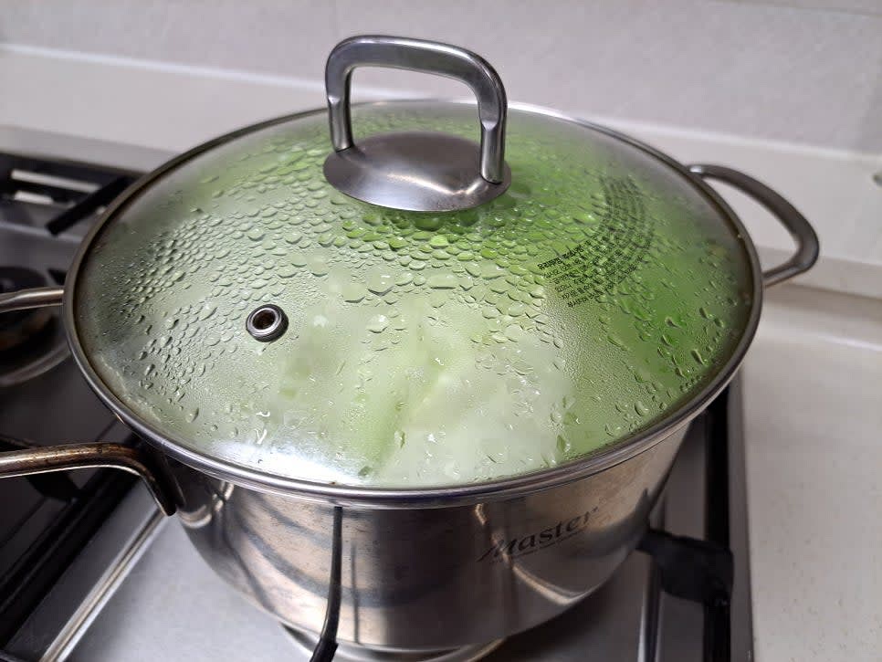 양배추를 끓는 물에 소금 1스푼을 넣고 약 3분간 삶아 부드럽게 만든 뒤 체반에 건져 물기를 제거합니다.