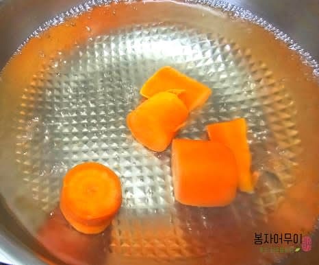 당근 손질: 당근을 깨끗이 씻고 끝부분을 제거한 뒤, 먹기 좋은 크기로 썰어줍니다. 끓는 물에 넣고 약 2~3분간 삶은 뒤 체반에 건져 물기를 제거합니다.