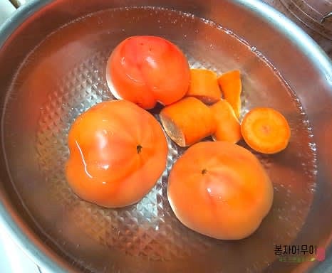 토마토 손질: 토마토는 끓는 물에 넣고 약 1~2분간 삶아 껍질이 부드러워지면 꺼냅니다. 체반에 건져 물기를 뺀 후 적당한 크기로 썰어 준비합니다.