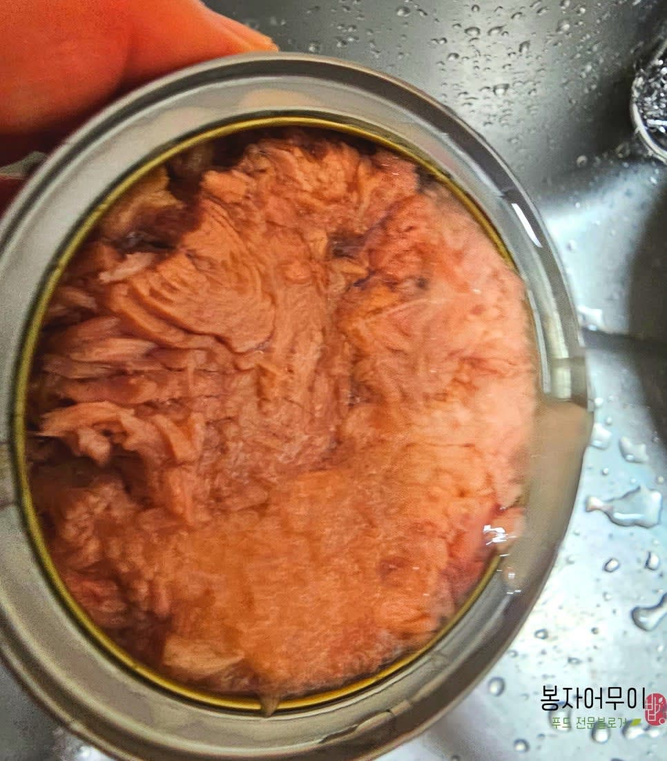 참치캔의 기름을 따라내고 준비해주세요.