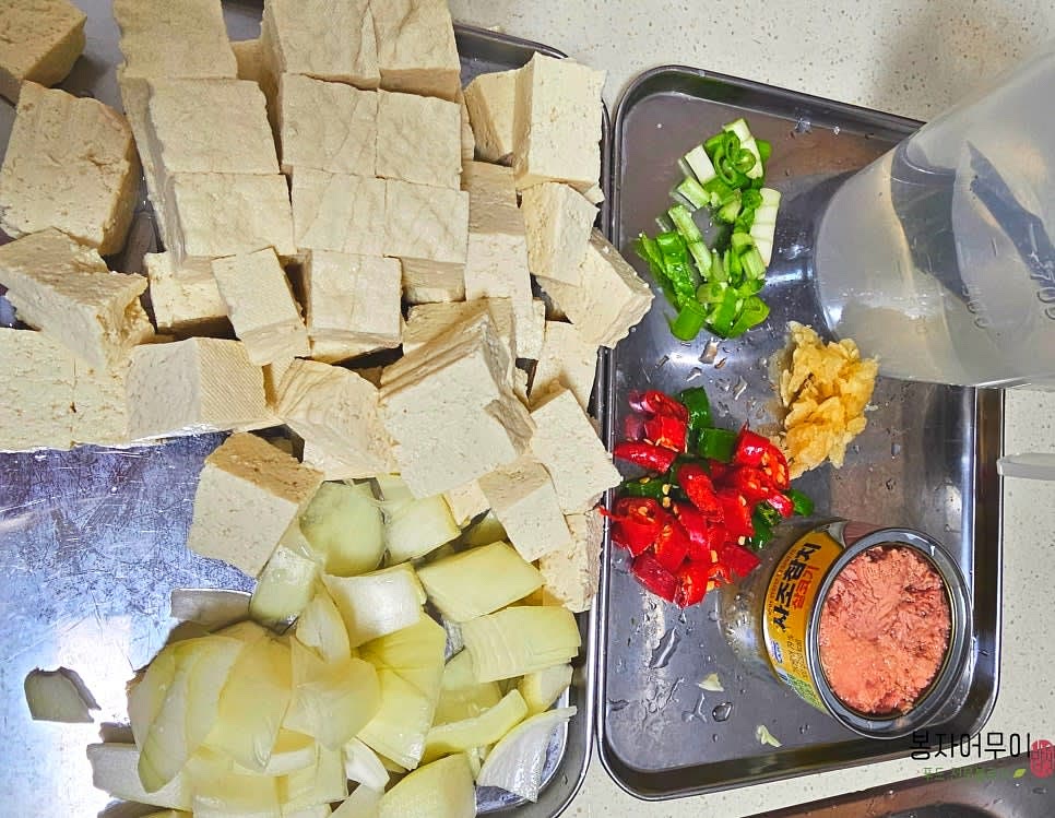 두부를 먹기 좋은 크기로 썰고 양파, 대파를 다진 후 청양고추를 얇게 썰어 준비합니다.