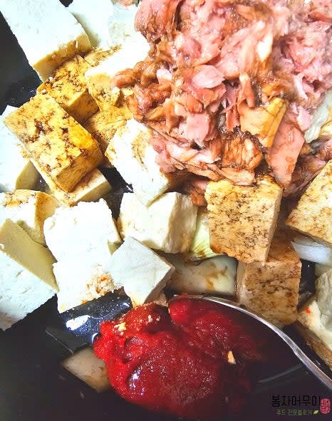 국간장, 참치 액젓, 고추장, 고춧가루, 다진 마늘, 맛술, 올리고당을 넣어 양념장을 만듭니다.