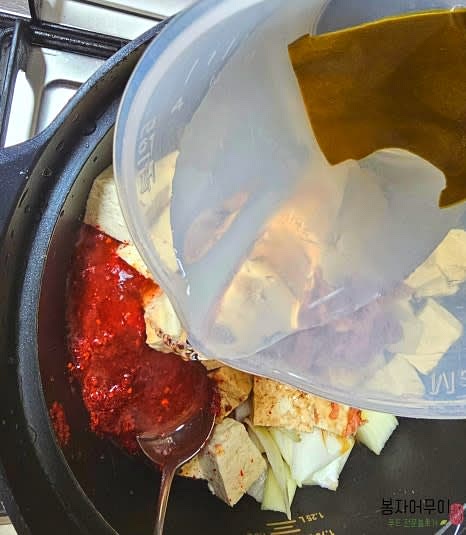 다시마 물 300ml를 부어 양념과 함께 냄비에 넣고 끓입니다. 칼칼한 국물을 원하면 물을 500ml까지 조절 가능합니다.