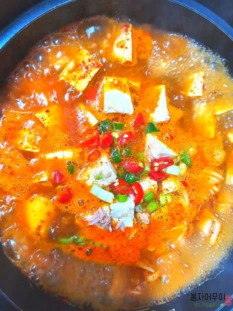 끓기 시작하면 중불로 줄이고 약 10분간 졸여줍니다.