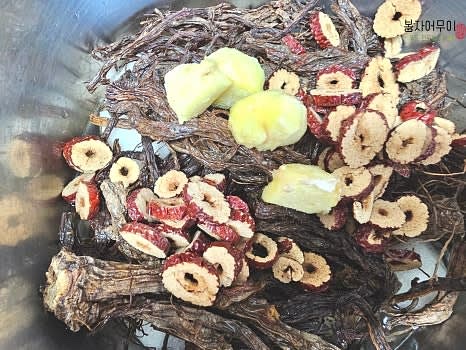 준비된 흑도라지, 배, 생강, 대추를 냄비에 넣고 물 3컵을 부어줍니다.