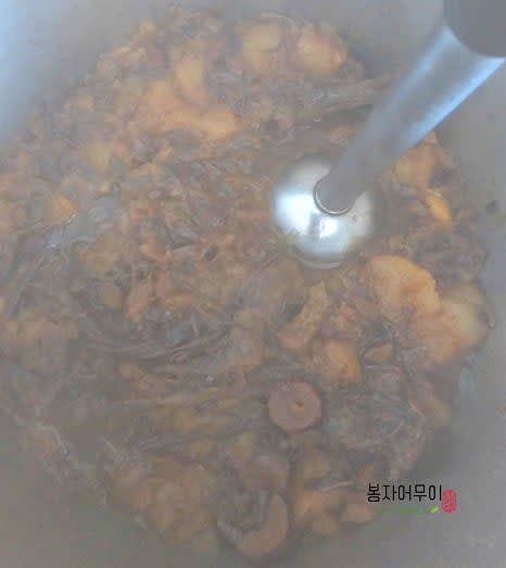 냄비 뚜껑을 덮고 약한 불에서 20분 이상 끓입니다. 물기가 없어지기 시작하면 도깨비방망이로 재료를 갈아줍니다.