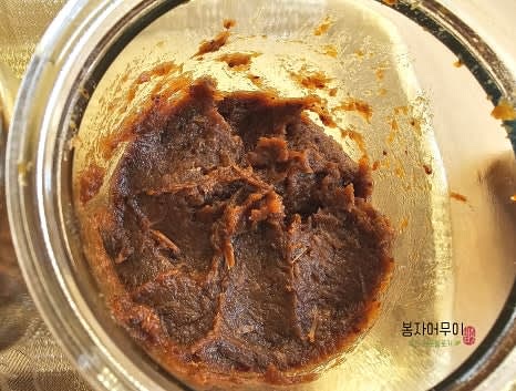 갈아낸 재료를 열탕 소독한 유리병에 담습니다.