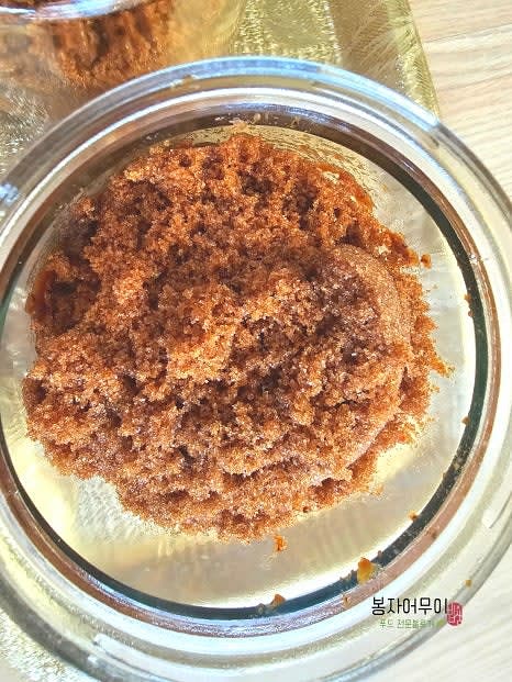 유리병에 흑설탕을 넣어주고 상온에 두고 흑설탕이 자연스럽게 녹아 재료와 섞이도록 합니다.