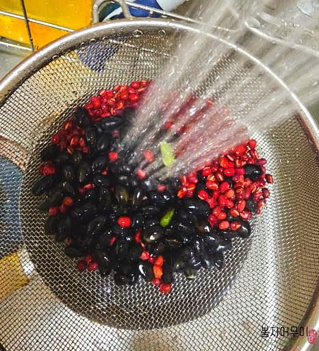 찹쌀, 차조, 보리, 팥, 검은콩을 각각 여러 번 깨끗이 세척합니다.