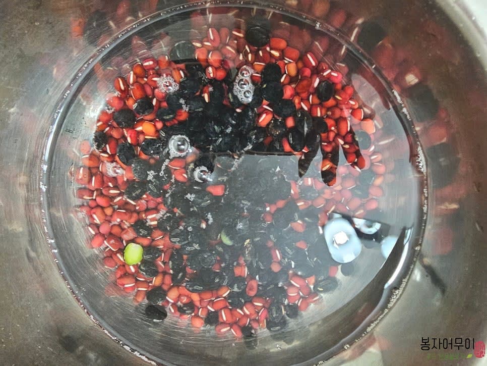 팥을 먼저 1시간 동안 물에 불려줍니다.