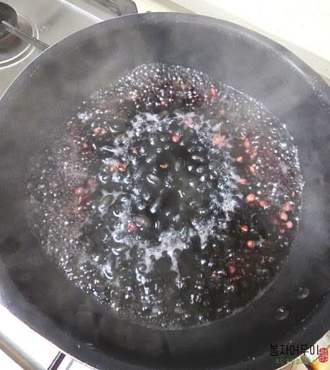 불린 팥을 살짝 삶아 첫 번째 물은 버리고, 두 번째 물을 부어 10분 정도 끓여줍니다.
