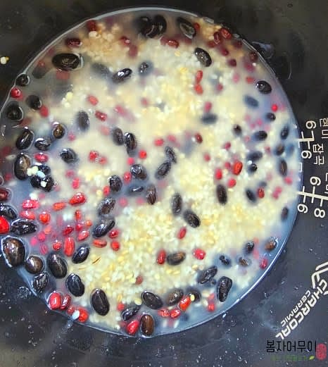 밥솥에 준비된 찹쌀, 차조, 보리, 팥, 검은콩을 넣고, 물 1.5컵 (300ml)을 부어줍니다.