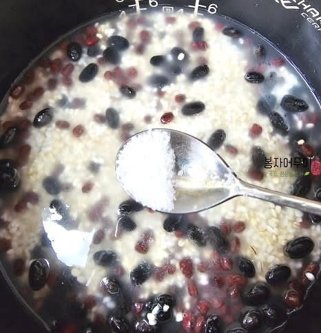 소금 0.5티스푼과 참기름 1티스푼을 넣어 간을 맞추고 부드러운 찰밥이 되도록 취사합니다.