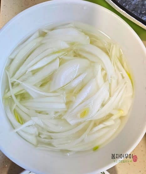 양파는 채 썰어서 물에 담가 매운맛을 제거한 뒤 준비합니다.