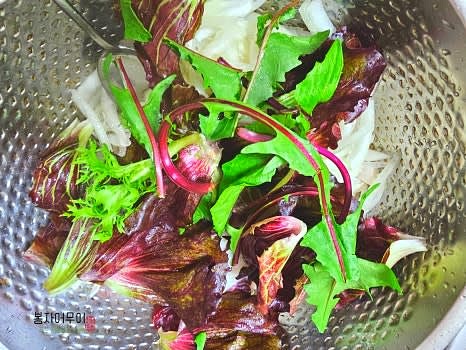 냉장고 속 자투리 야채를 꺼내 적당한 크기로 썰어줍니다.