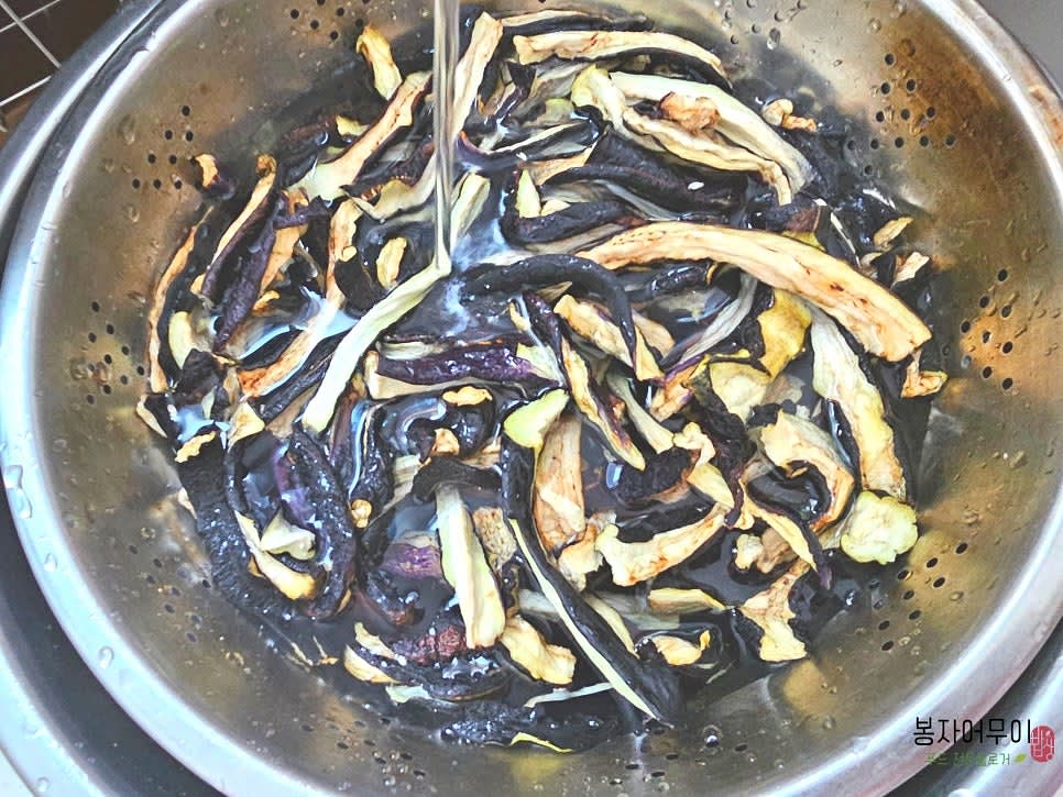 건 가지를 깨끗이 헹구고 물기를 털어냅니다. 그런 다음 물에 담가 1시간 정도 불립니다.