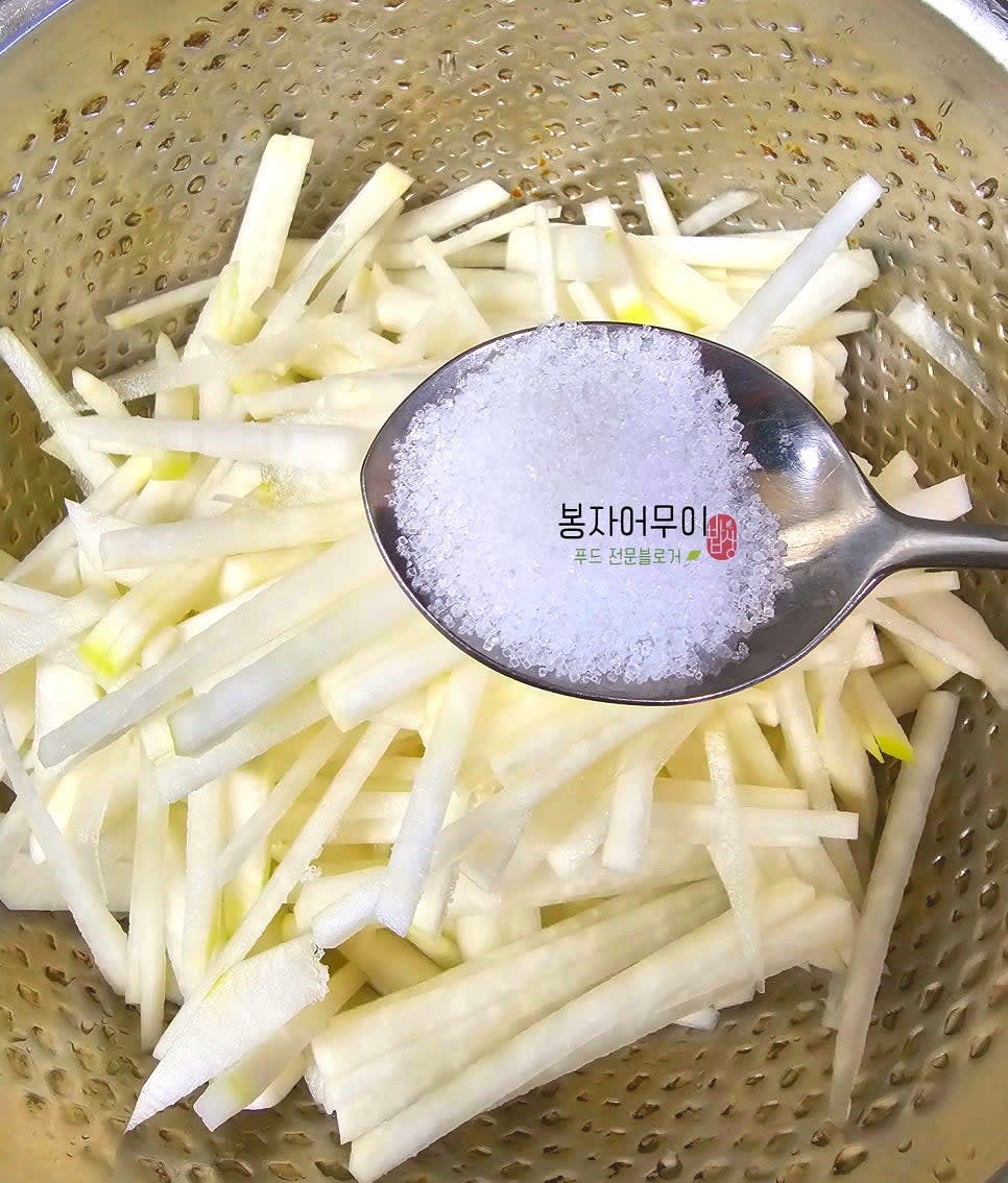 무는 한 입 크기로 채 썰어줍니다. 소금 2/3스푼을 넣어 절여준 후 물로 헹궈 소금을 제거합니다.