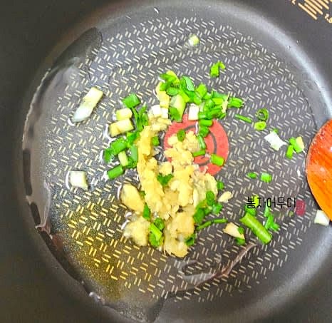 팬에 참기름 1스푼을 두르고 다진 마늘 1스푼과 다진 쪽파 1스푼을 넣어 볶다가 준비한 무를 넣고 살짝 볶아줍니다.