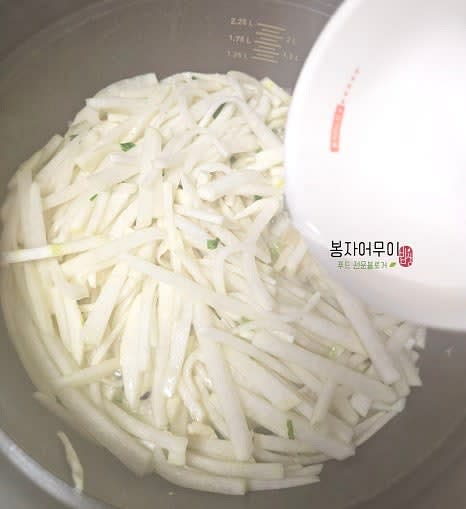 무를 살짝 볶은 후 물 50ml를 부어 뚜껑을 닫고 무가 투명해질 때까지 익혀줍니다.