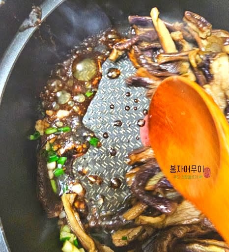 불린 가지를 넣고 함께 볶다가 국간장 3스푼을 넣고 보글보글 끓이면서 섞어줍니다.