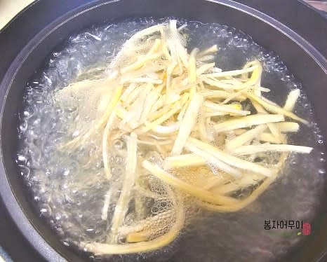 불린 나물을 각각 끓는 물에 넣어 20분 삶아줍니다. 삶은 후 부드러워졌는지 확인하세요.