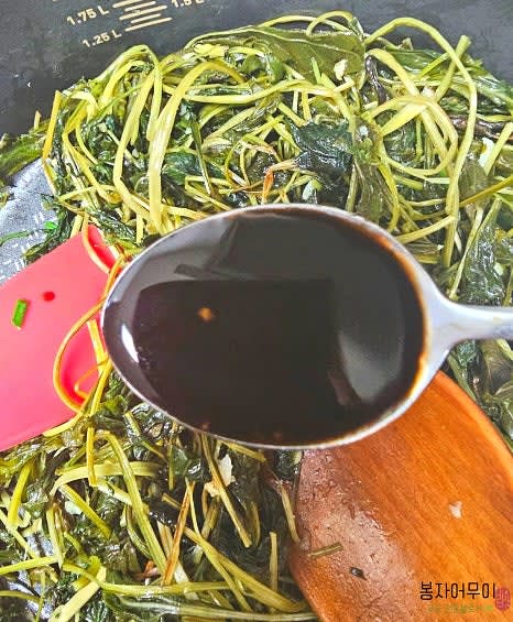 취나물: 참기름 1스푼을 두른 팬에 마늘, 쪽파를 넣고 살짝 볶다가 깨끗이 씻은 삶은 취나물을 넣고 물기가 없을 때까지 볶아줍니다. 국간장 3스푼을 넣고 간장을 보글보글 끓여가며 취나물을 섞어줍니다. 마지막으로 들기름 1스푼을 넣어 섞은 후 불을 끕니다.