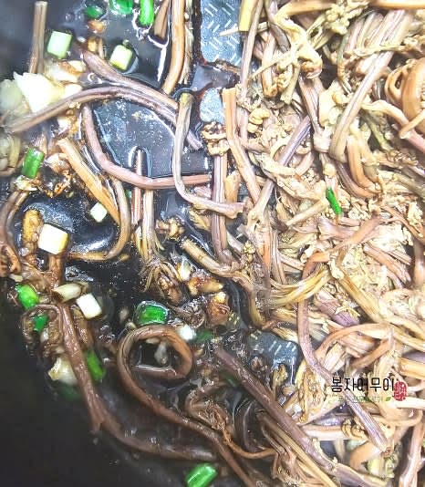 고사리: 참기름 1스푼을 두른 팬에 마늘, 쪽파를 넣고 살짝 볶다가 삶은 고사리를 넣고 국간장 3스푼을 넣어줍니다. 간장이 보글보글 끓으며 고사리와 함께 섞어주고 물기가 없을 때까지 볶다가 들기름 1스푼을 넣어 마무리합니다.