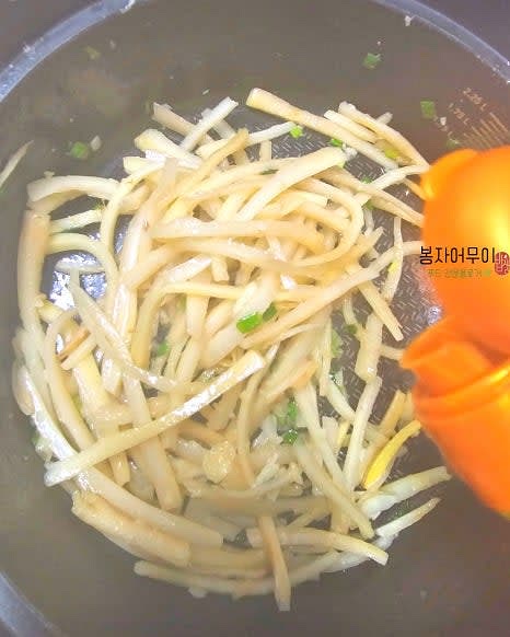 도라지: 참기름 1스푼을 두른 팬에 마늘, 쪽파를 넣고 볶다가 삶은 도라지를 넣고 물기가 없을 때까지 볶습니다. 도라지는 하얀색이라서 소금 2/3스푼을 넣어 간을 합니다. 물기가 거의 없어지면 들기름 1스푼을 넣고 섞은 후 불을 끕니다.