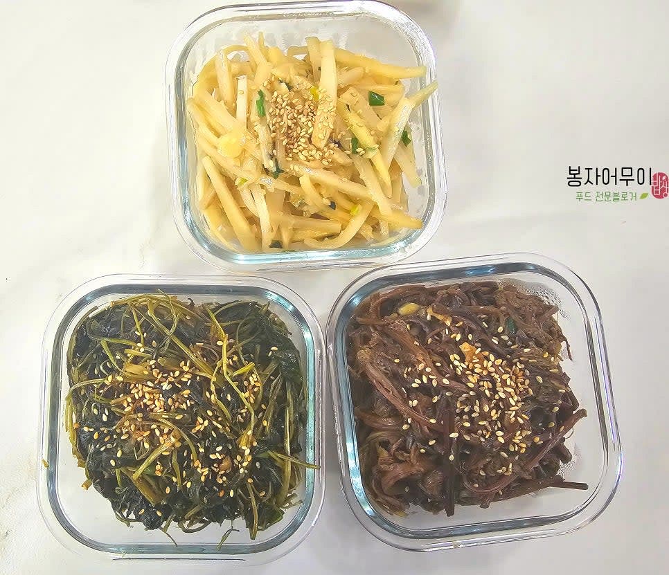 모든 나물을 각각 반찬통에 담아내고, 깨소금을 뿌려서 완성합니다.