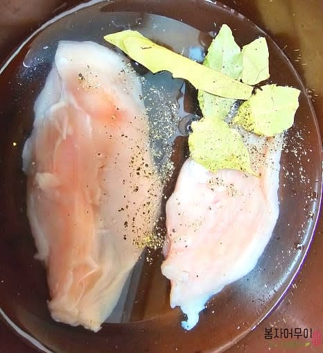 닭가슴살을 냄비에 넣고 물을 부은 후 월계수잎 3~4장과 허브솔트, 후추 약간을 넣어 15분간 삶아줍니다.