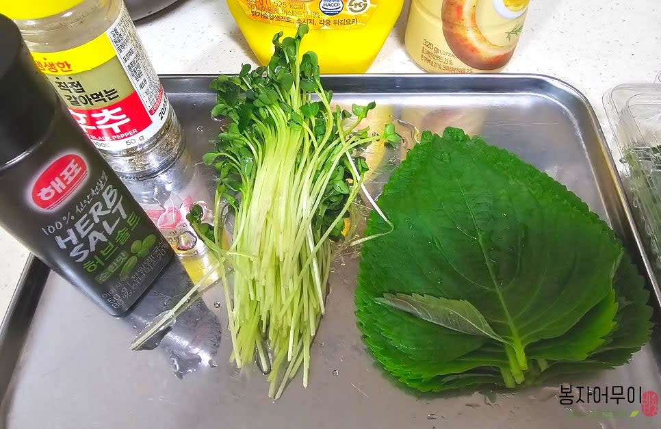 깻잎과 무순은 깨끗이 씻어서 준비합니다.