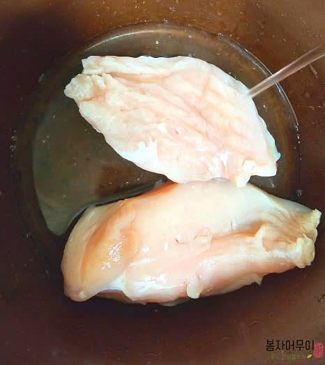 냉동 닭가슴살을 해동한 후 물에 녹입니다.