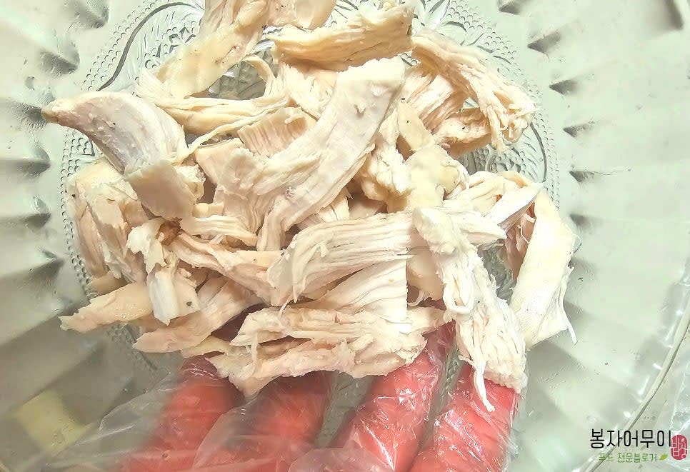 삶은 닭가슴살을 식힌 후 결대로 찢어주고 허브솔트를 뿌려줍니다.