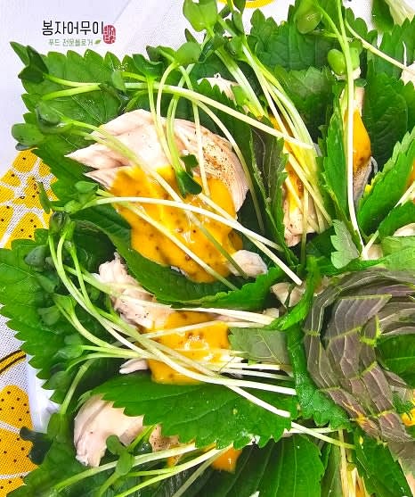 마지막으로 무순을 올리고 홀그레인 머스터드 소스를 약간 뿌려줍니다.