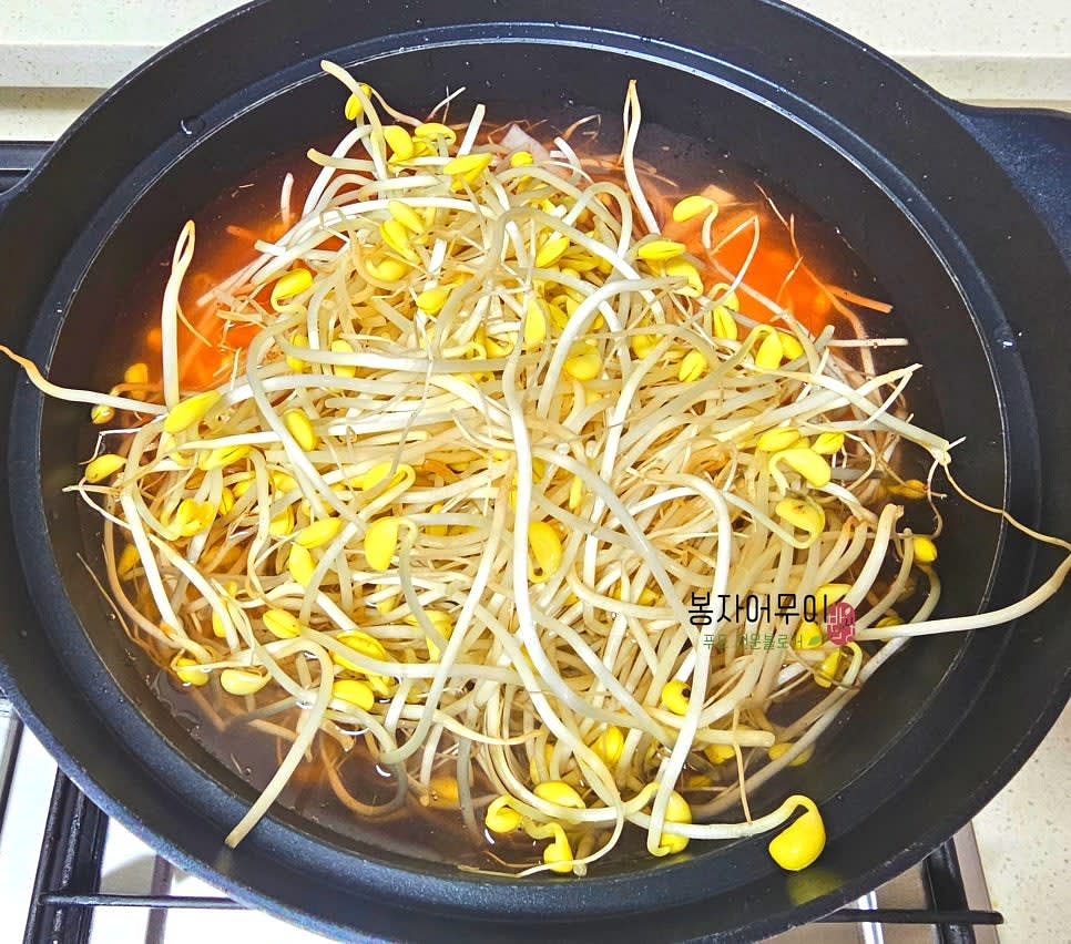1.5L의 물을 부어준 뒤 뚜껑을 덮고 강불에서 끓입니다. 연기가 나면 약 3분간 끓입니다.