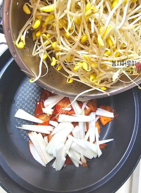 냄비에 신 김치와 김치 국물을 넣고 무와 콩나물을 차례로 추가합니다.